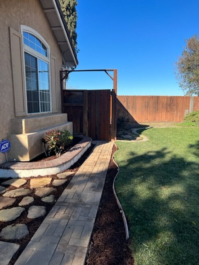 Foto del edificio - Spacious 4-Bedroom Home in a Quiet Tracy C...