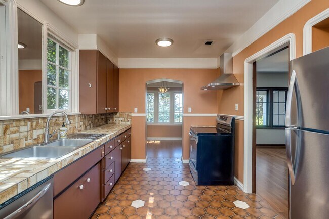 Foto del edificio - MUST SEE! Unique and Charming 4 bedroom 2....