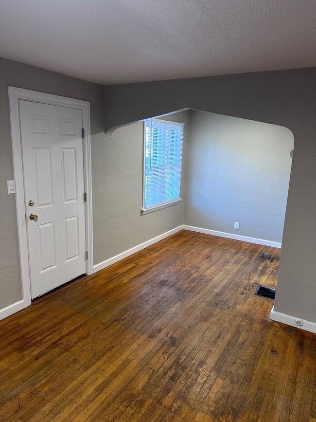 Building Photo - Updated 2 Bedroom House