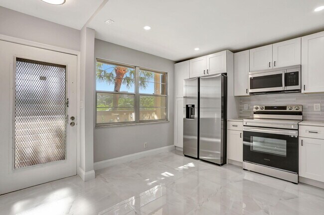 Building Photo - 2202 Lucaya Bend