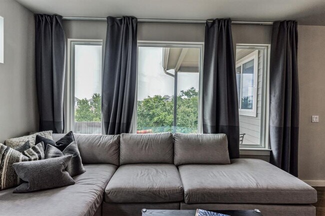 Building Photo - 9800 Evening Canopy Dr