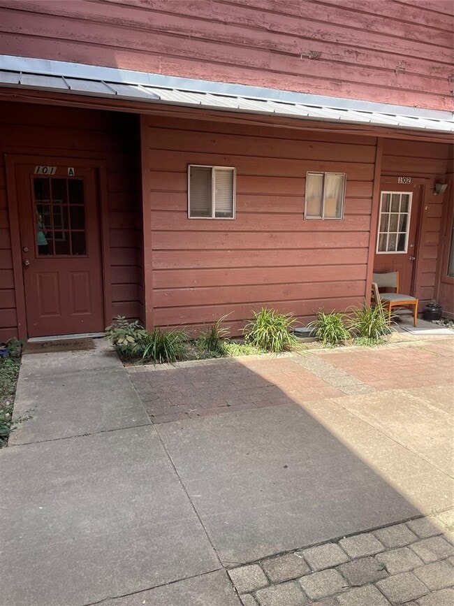 Building Photo - 2222 Mission Hill Dr