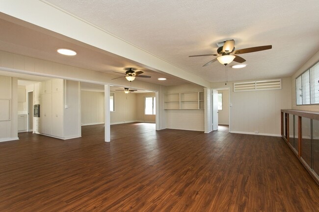 4 BD 2.5 BA w/ Large Driveway & Yard - 4 BD 2.5 BA w/ Large Driveway & Yard House