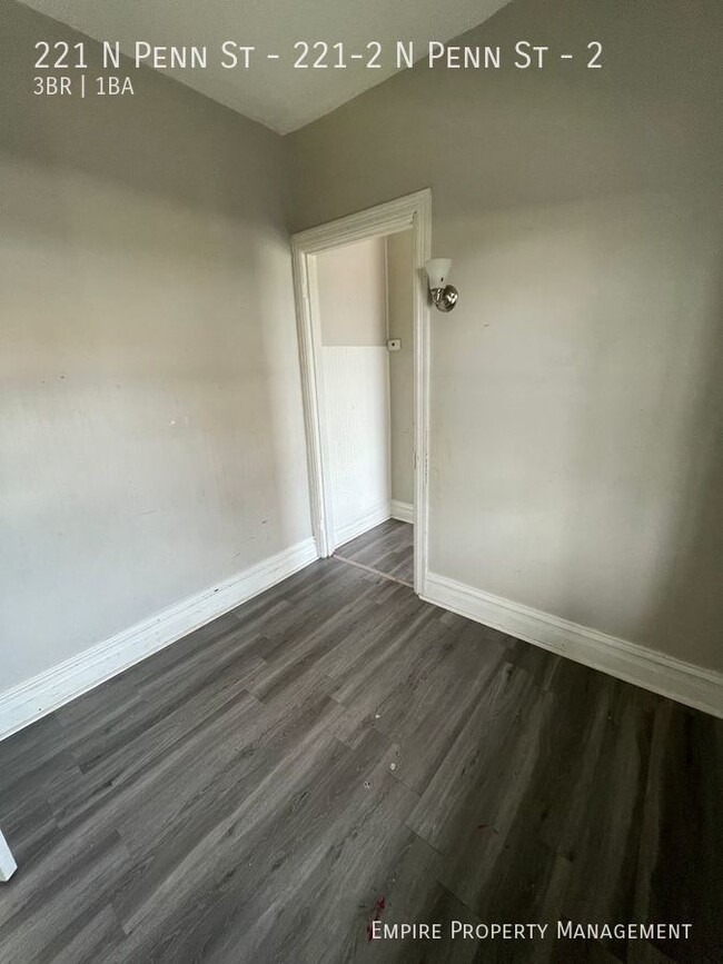Building Photo - 2nd Floor: 3 Bedroom/ 1 Bathroom Apartment...