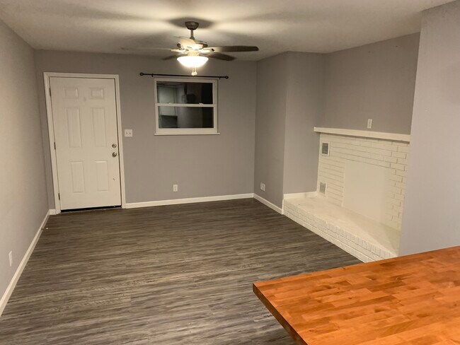 Building Photo - 811 E Red Bud Rd