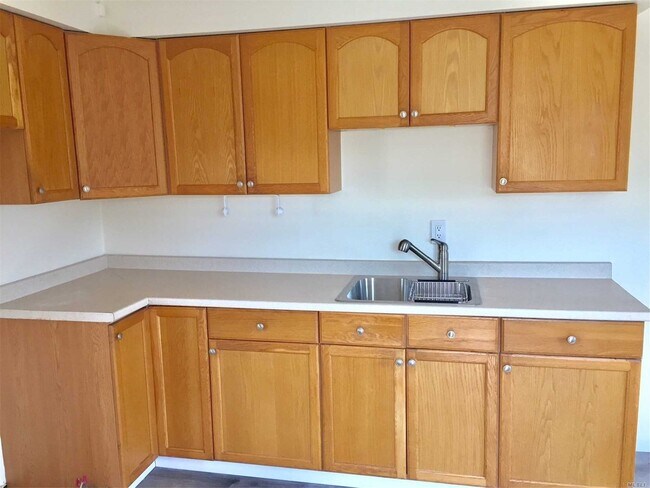 Building Photo - 19 Bellport Ln