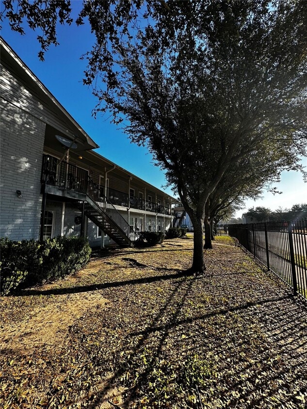 Foto principal - 7201 Hallshire Dr