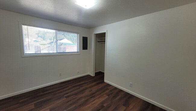 Foto del edificio - 301 E First Ave