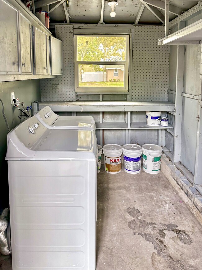 Building Photo - 5833 Sun Glo Ave