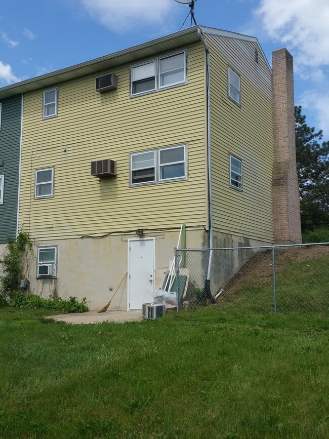 Foto del edificio - Spacious 3 Bedroom Townhome