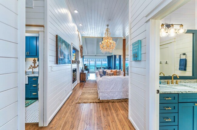 Building Photo - 850 Gulf Shore Dr