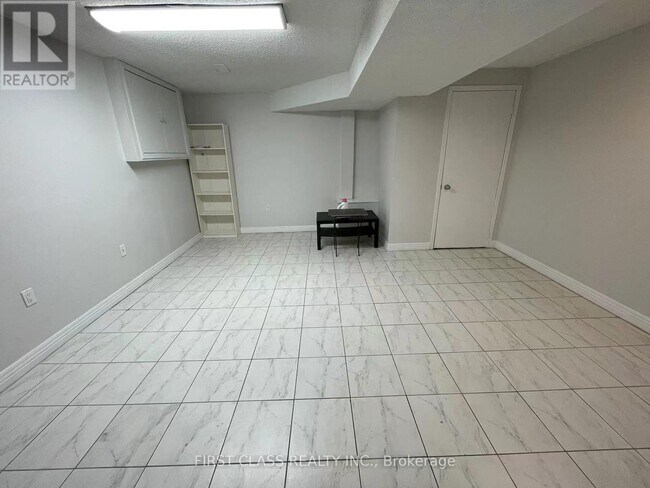 Building Photo - 172 Highglen Ave