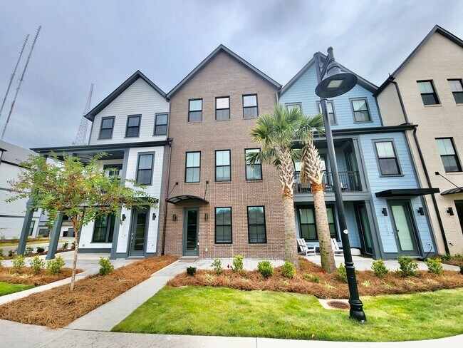Foto del edificio - Stunning 4 Bedroom Townhome in Midtown - M...