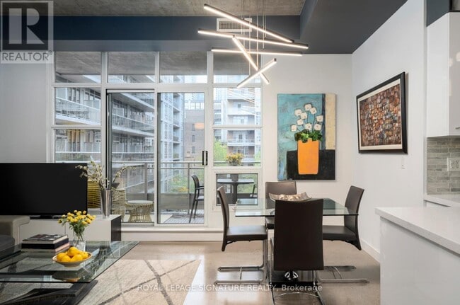 Building Photo - 19 Brant St