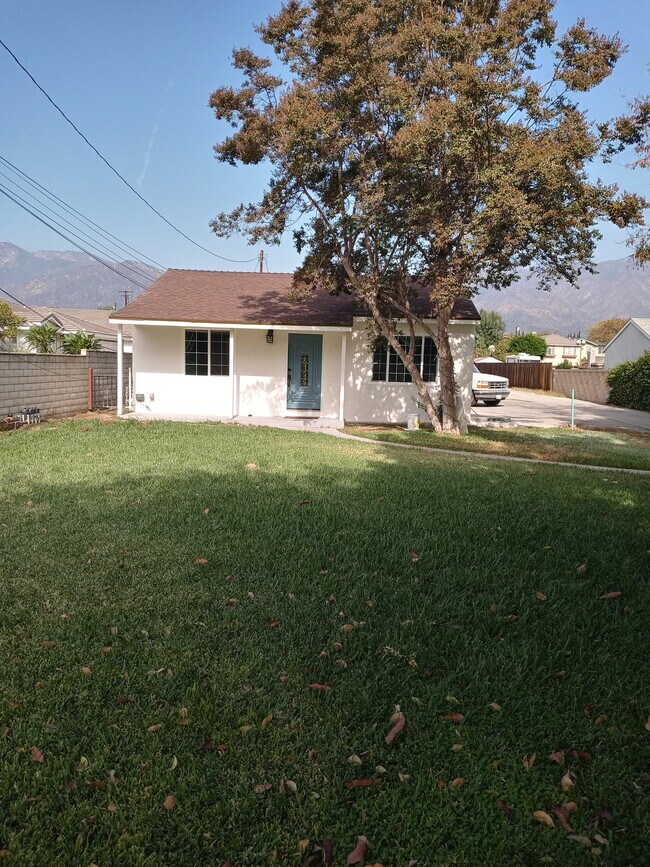 Building Photo - 525 W El Norte Ave
