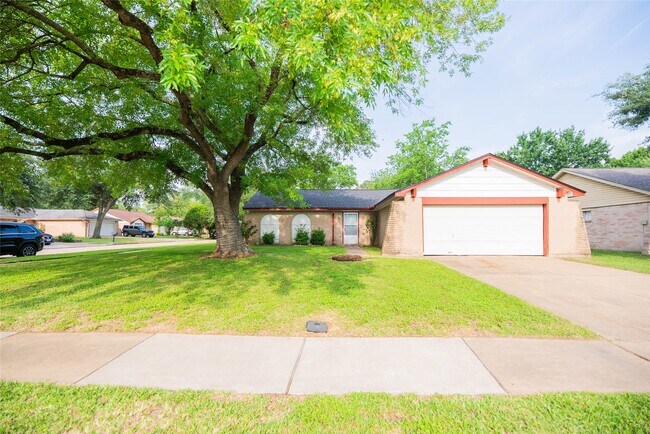 Foto del edificio - 7603 Wovenwood Ln