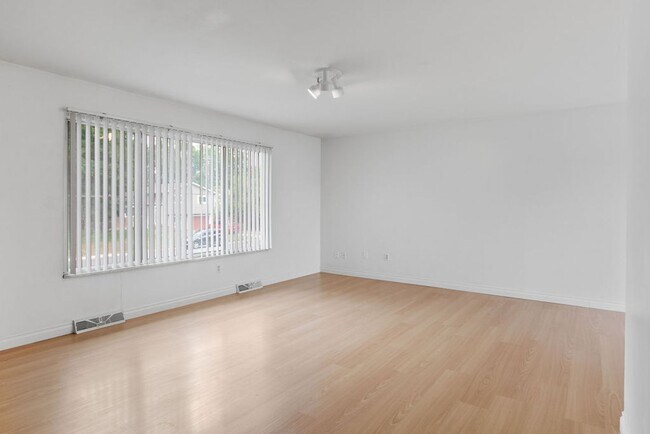Foto del edificio - 5 Bedroom home with finished basement