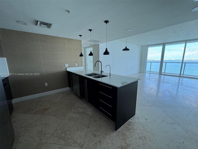 Foto del edificio - 665 NE 25th St