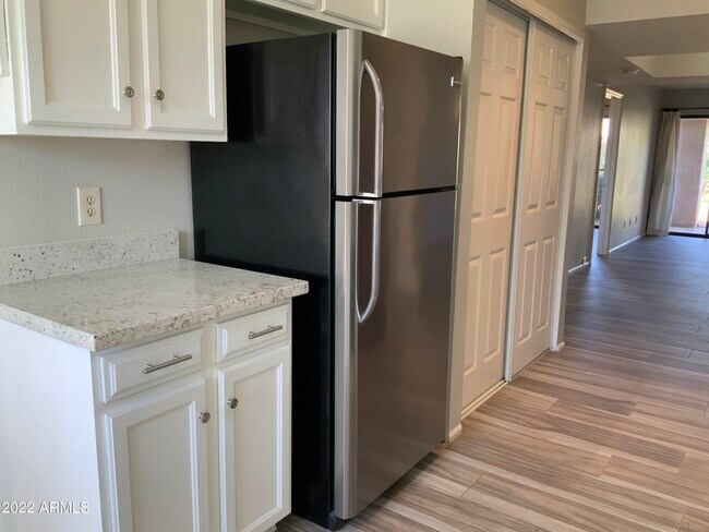 Foto del edificio - 9275 E Mission Ln