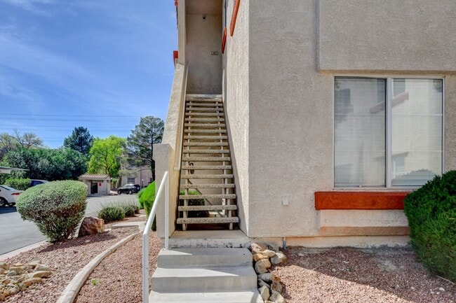 Building Photo - Stunning Upstairs Condo in Gated Indian Wells Community!