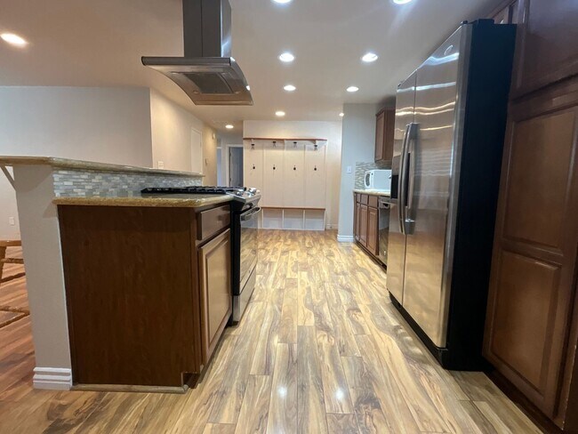 Building Photo - Beautiful 3 bedroom / 2 bathroom Home in C...