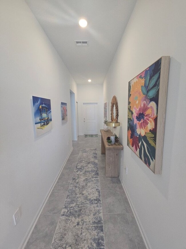 Building Photo - 3 bed 2 bath home fully furnished
