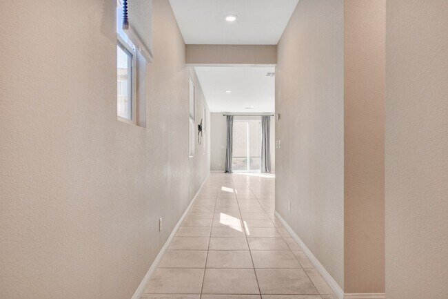 Building Photo - Gorgeous 4 Bedroom, 2 Story Home in SW/Mou...