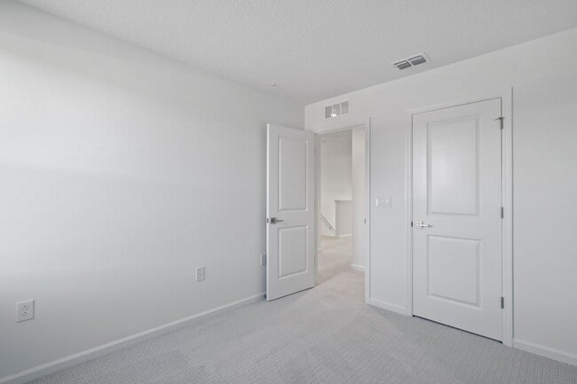 Building Photo - 1601 Pinecliff Dr