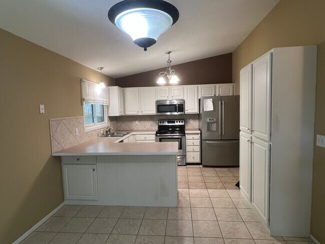 Foto del edificio - 6811 Balsam Ln N