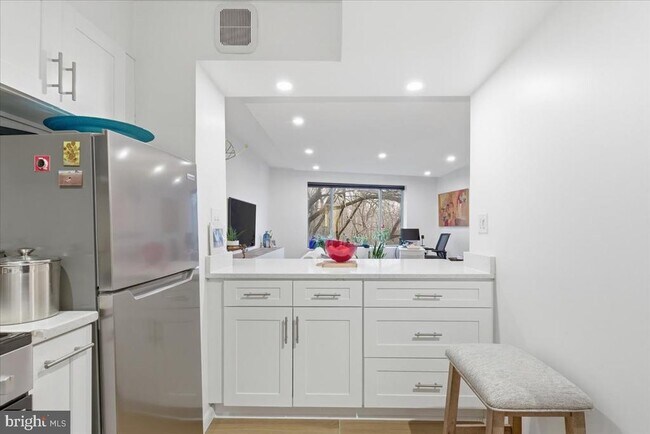 Foto del edificio - 2141 Wisconsin Ave NW