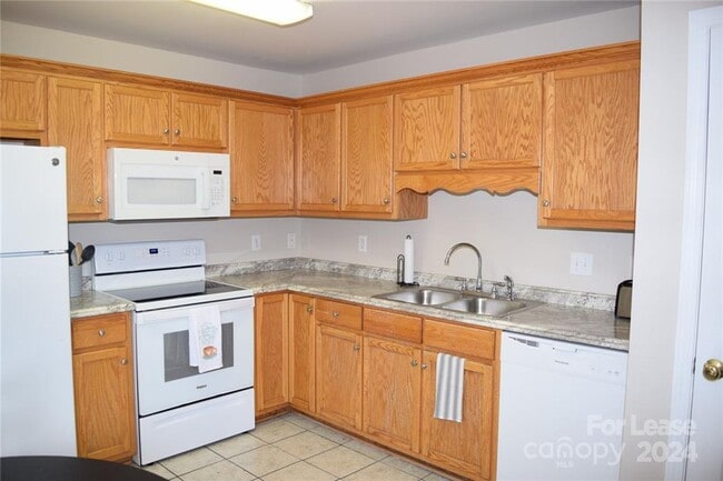 Foto del edificio - Fully furnished 2 bedroom, 1.5 bath townho...