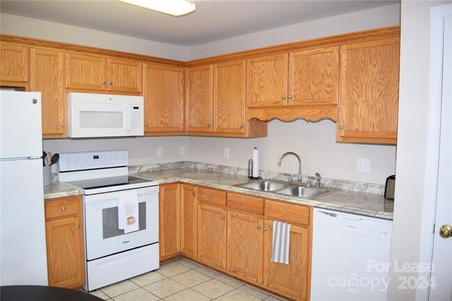 Foto del edificio - Fully furnished 2 bedroom, 1.5 bath townhouse! Available 8/15