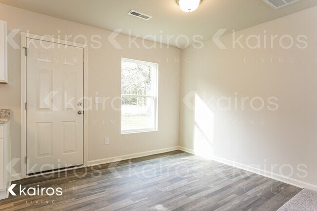 Building Photo - 104 Shamrock Dr SW