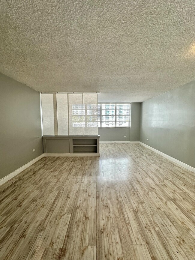 Building Photo - 905 Brickell Bay Dr
