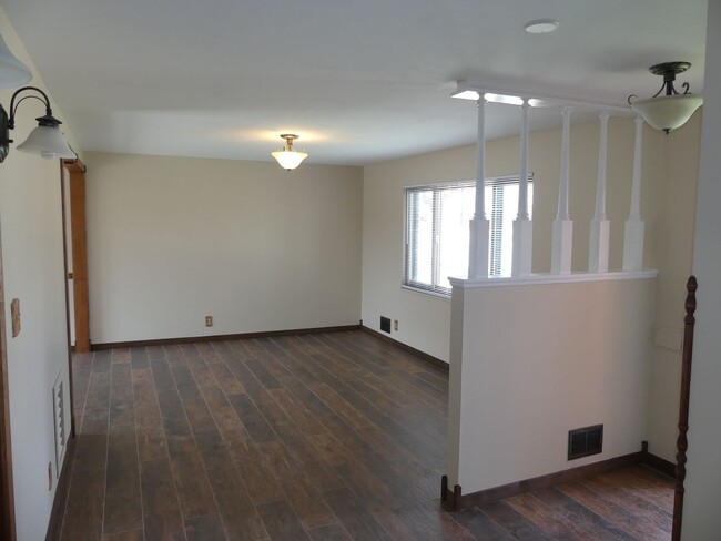 Foto del edificio - Remodeled 4 bedroom! Fenced backyard! 2 Ca...