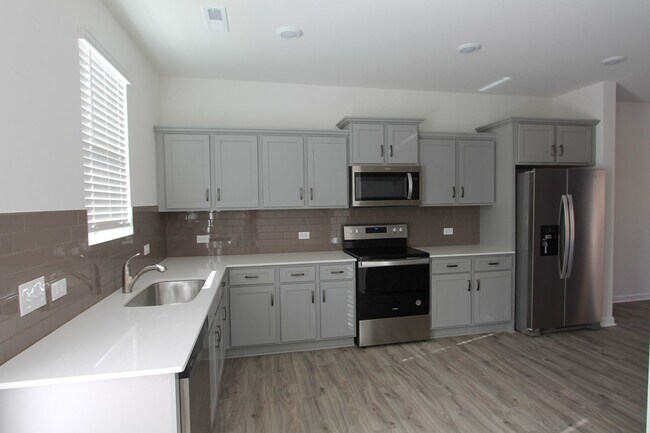 Building Photo - 3 Bedroom Townhome Minutes from Downtown O...