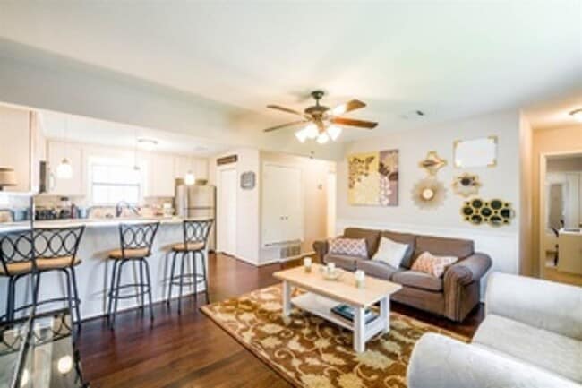 Building Photo - 2 Bed/2 Bath