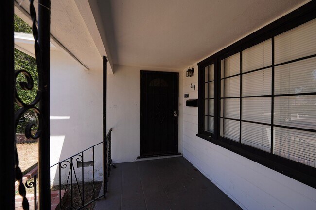 Building Photo - 604 W 10th St