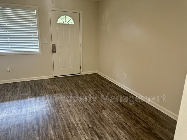 Foto del edificio - 817 Ragland Ct