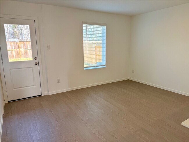 Building Photo - 921 Pertuso Ln