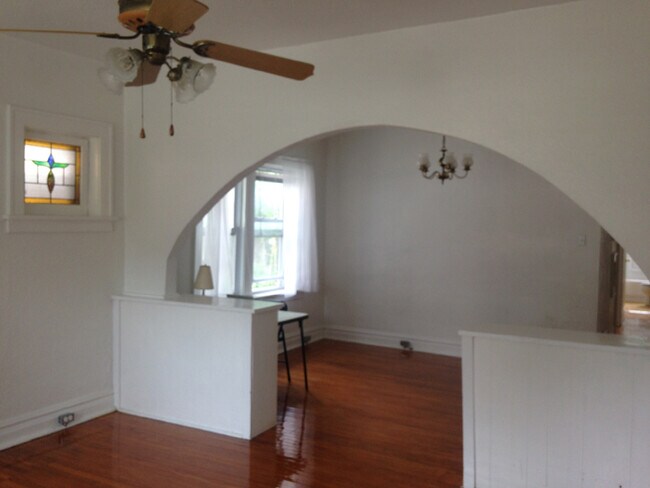 4. Living room w ceiling fan, hardwood, arch. - 1920 Yale Ave
