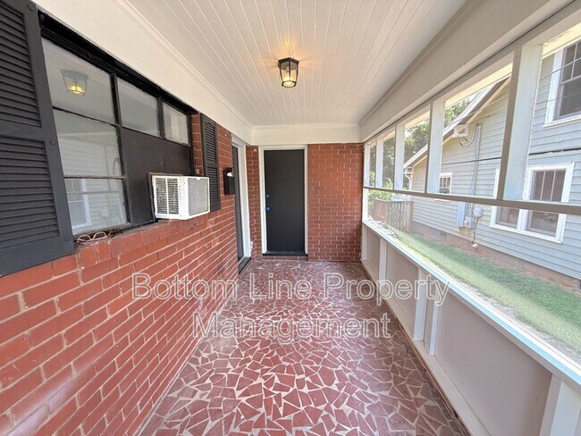 Foto del edificio - 1945 Woodcrest Ave
