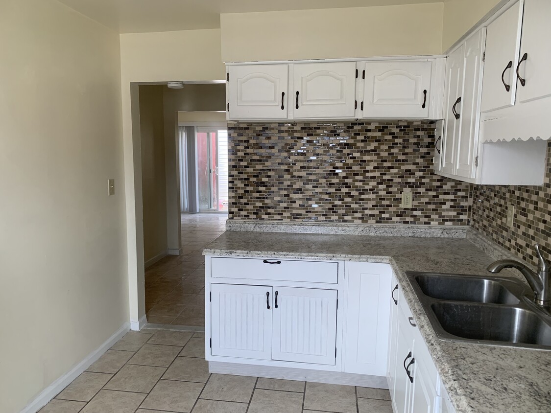 Kitchen w/ entrance of dining room - 5357 Grand Lake Cres