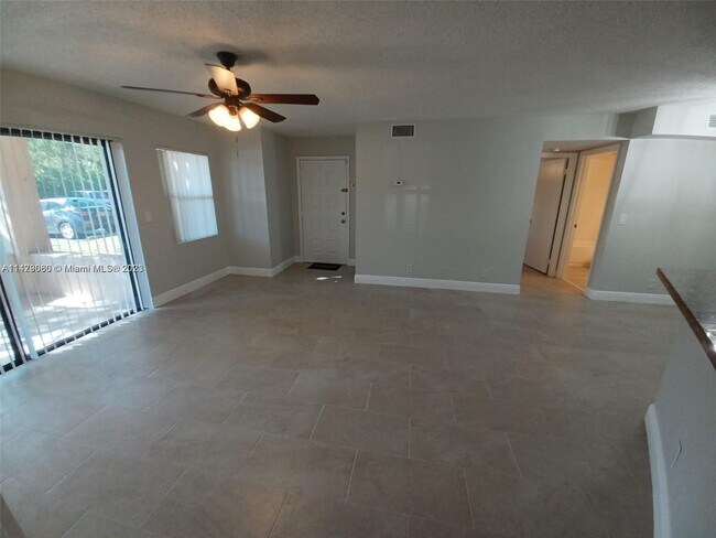 Building Photo - 9999 Summerbreeze Dr