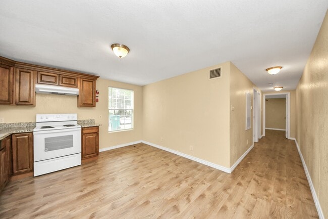 Building Photo - 706 Harris Ave