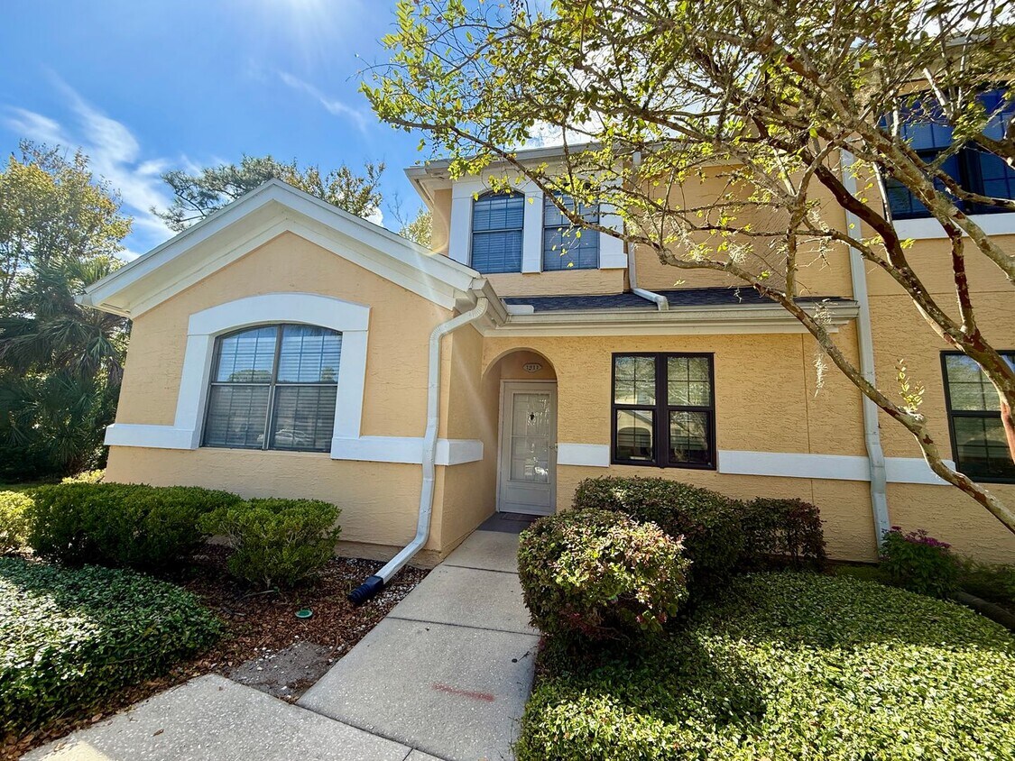 Foto principal - 3 bedroom, 3 bath Luxury Living Along the ...