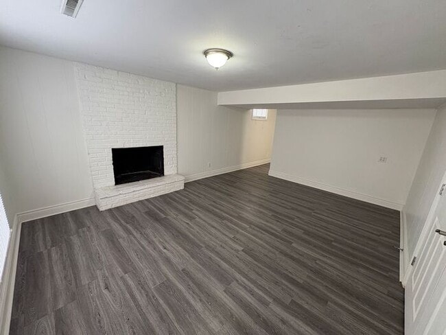 Building Photo - 7415 Willow Ave
