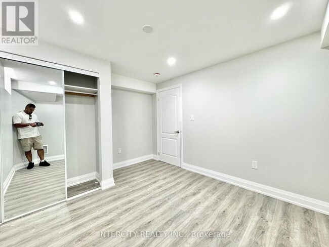 Building Photo - 299 Fleetwood Dr