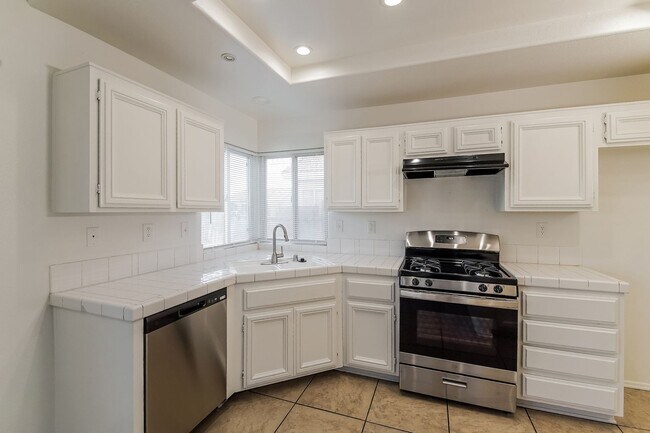Building Photo - Bright & Beautiful 4 Bedroom 2 Bath Home S...