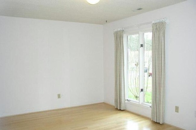 Building Photo - 114 Woodbridge Ln